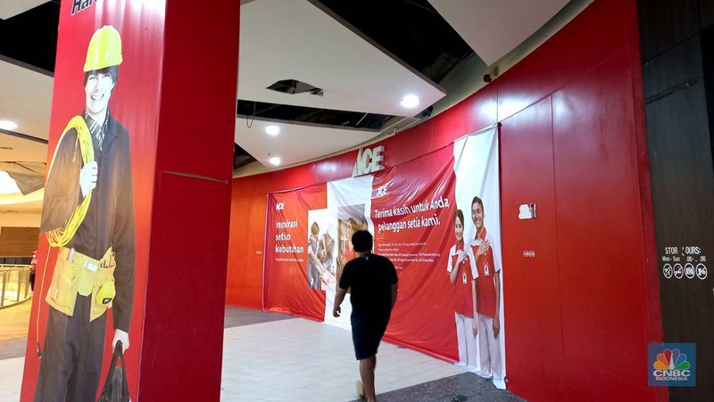 Pengunjung melintas di depan toko Ace Hardware yang ditutup di Kawasan Mall di Tangerang, Banten, Selasa, 19/7. Perusahaan ritel lagi-lagi menutup gerainya di tengah pandemi Covid-19. (CNBC Indonesia/Muhammad Sabki)
