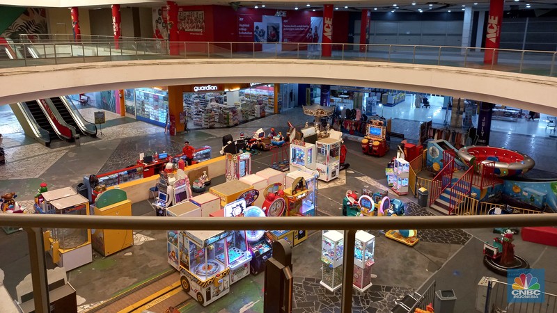 Pengunjung melintas di depan toko Ace Hardware yang ditutup di Kawasan Mall di Tangerang, Banten, Selasa, 19/7. Perusahaan ritel lagi-lagi menutup gerainya di tengah pandemi Covid-19. (CNBC Indonesia/Muhammad Sabki) Pengunjung melintas di depan toko Ace Hardware yang ditutup di Kawasan Mall di Tangerang, Banten, Selasa, 19/7. Perusahaan ritel lagi-lagi menutup gerainya di tengah pandemi Covid-19. (CNBC Indonesia/Muhammad Sabki)