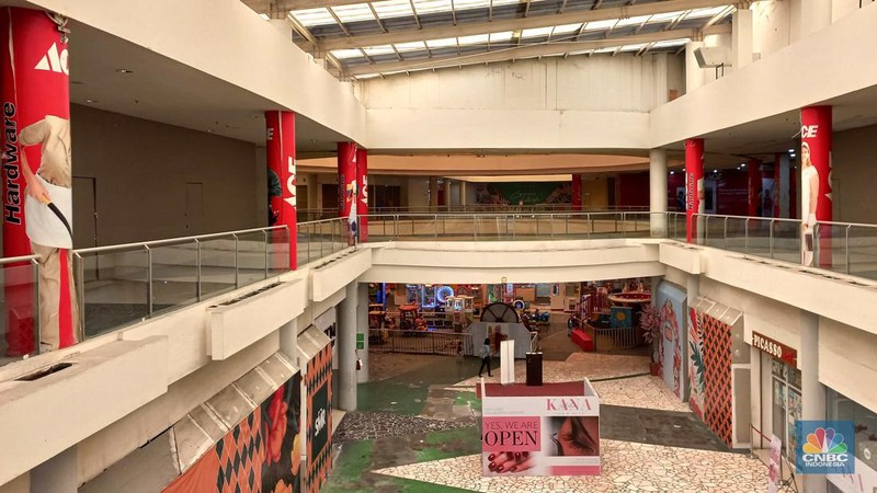 Pengunjung melintas di depan toko Ace Hardware yang ditutup di Kawasan Mall di Tangerang, Banten, Selasa, 19/7. Perusahaan ritel lagi-lagi menutup gerainya di tengah pandemi Covid-19. (CNBC Indonesia/Muhammad Sabki)