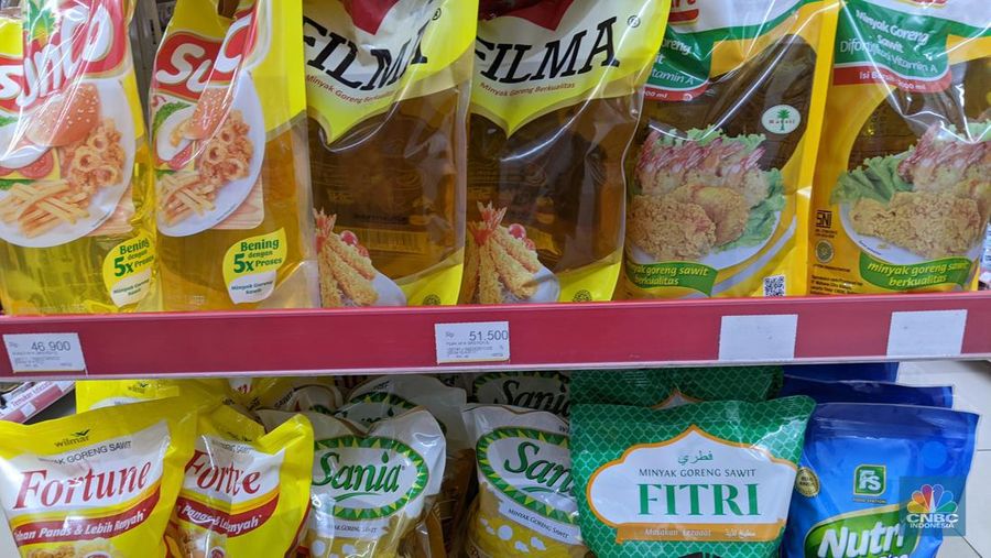 Penjualan minyak goreng di Alfamart Kampung Dukuh, Jakarta Timur, Selasa (19/7/2022). (CNBC Indonesia/Emir Yanwardhana)