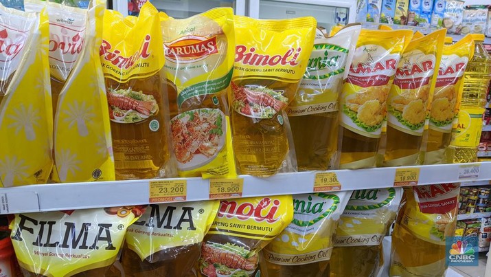 Penjualan minyak goreng di Indomaret Kampung Dukuh, Jakarta Timur, Selasa (19/7/2022). (CNBC Indonesia/Emir Yanwardhana) Penjualan minyak goreng di Indomaret Kampung Dukuh, Jakarta Timur, Selasa (19/7/2022). (CNBC Indonesia/Emir Yanwardhana)