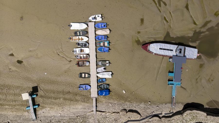 Perahu-perahu yang terdampar digambarkan di pantai kering Danau Brenet, bagian dari sungai Doubs, perbatasan alami antara Prancis timur dan Swiss barat, Senin, 18 Juli 2022. (AP/Anthony Anex)