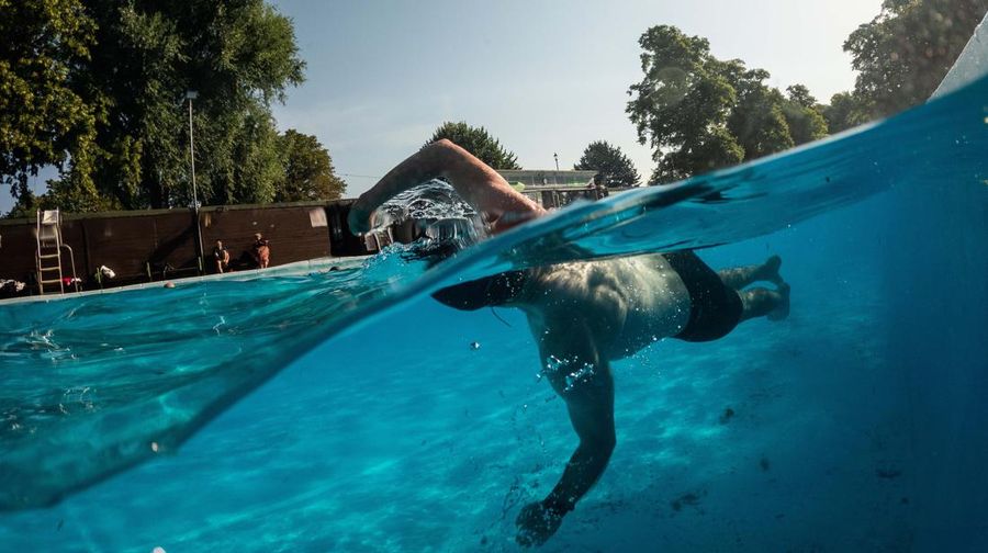 Perenang menikmati berenang pagi hari di air dingin Jesus Green lido saat suhu mulai meningkat pada 18 Juli 2022 di Cambridge, Inggris. Suhu diperkirakan mencapai 40C di beberapa bagian Inggris minggu ini, mendorong Met Office untuk mengeluarkan peringatan panas ekstrem merah pertama di Inggris, dari London dan tenggara hingga York dan Manchester. (Getty Images/Leon Neal)