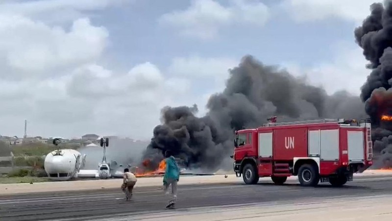 Pesawat penumpang yang membawa 30 orang terbalik saat mendarat di landasan pacu bandara Somalia. (via REUTERS/VIDEO OBTAINED BY REUTERS)