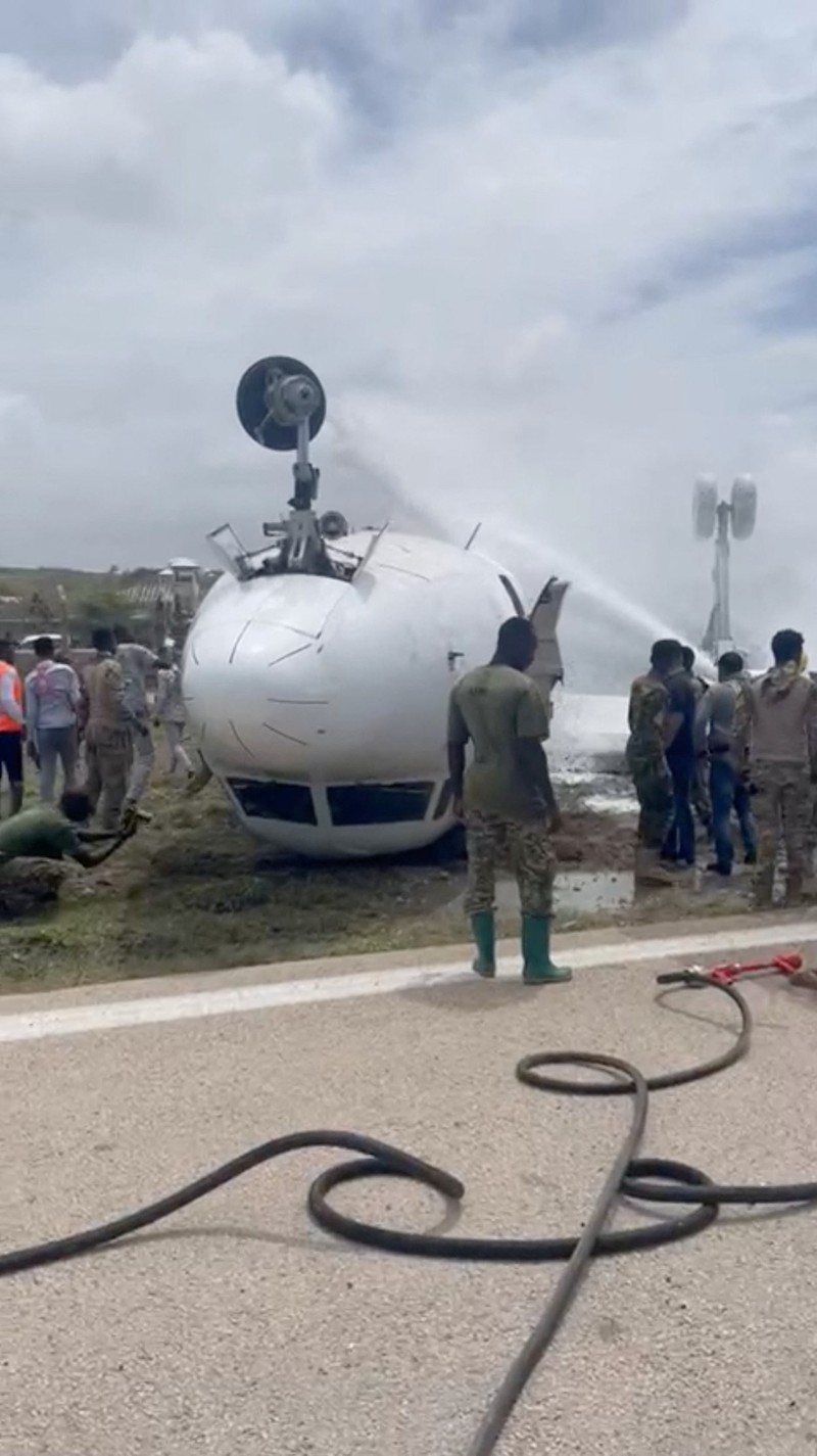 Pesawat penumpang yang membawa 30 orang terbalik saat mendarat di landasan pacu bandara Somalia. (via REUTERS/VIDEO OBTAINED BY REUTERS) Pesawat penumpang yang membawa 30 orang terbalik saat mendarat di landasan pacu bandara Somalia. (via REUTERS/VIDEO OBTAINED BY REUTERS)