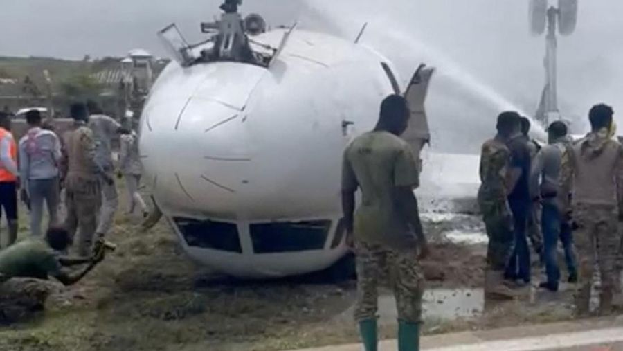 Pesawat penumpang yang membawa 30 orang terbalik saat mendarat di landasan pacu bandara Somalia. (via REUTERS/VIDEO OBTAINED BY REUTERS)