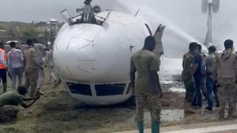 Pesawat penumpang yang membawa 30 orang terbalik saat mendarat di landasan pacu bandara Somalia. (via REUTERS/VIDEO OBTAINED BY REUTERS)