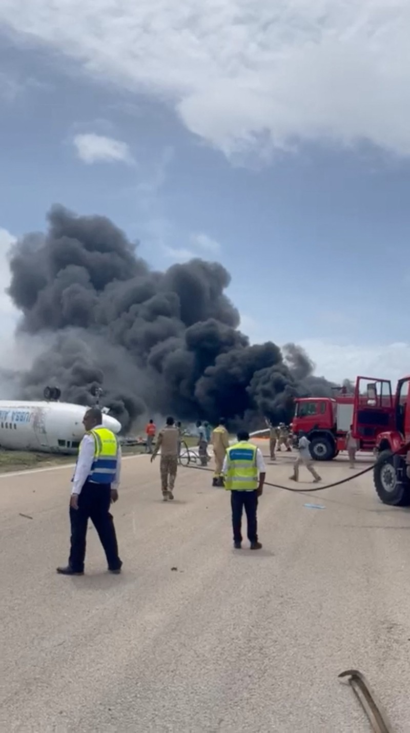 Pesawat penumpang yang membawa 30 orang terbalik saat mendarat di landasan pacu bandara Somalia. (via REUTERS/VIDEO OBTAINED BY REUTERS) Pesawat penumpang yang membawa 30 orang terbalik saat mendarat di landasan pacu bandara Somalia. (via REUTERS/VIDEO OBTAINED BY REUTERS)