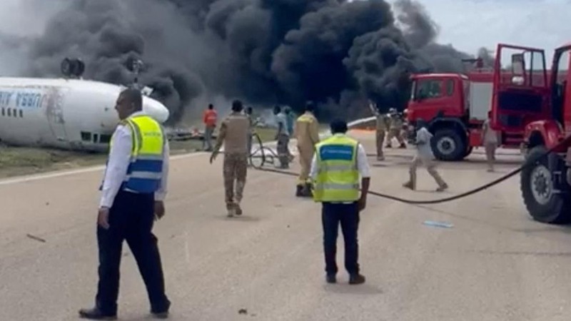 Pesawat penumpang yang membawa 30 orang terbalik saat mendarat di landasan pacu bandara Somalia. (via REUTERS/VIDEO OBTAINED BY REUTERS)