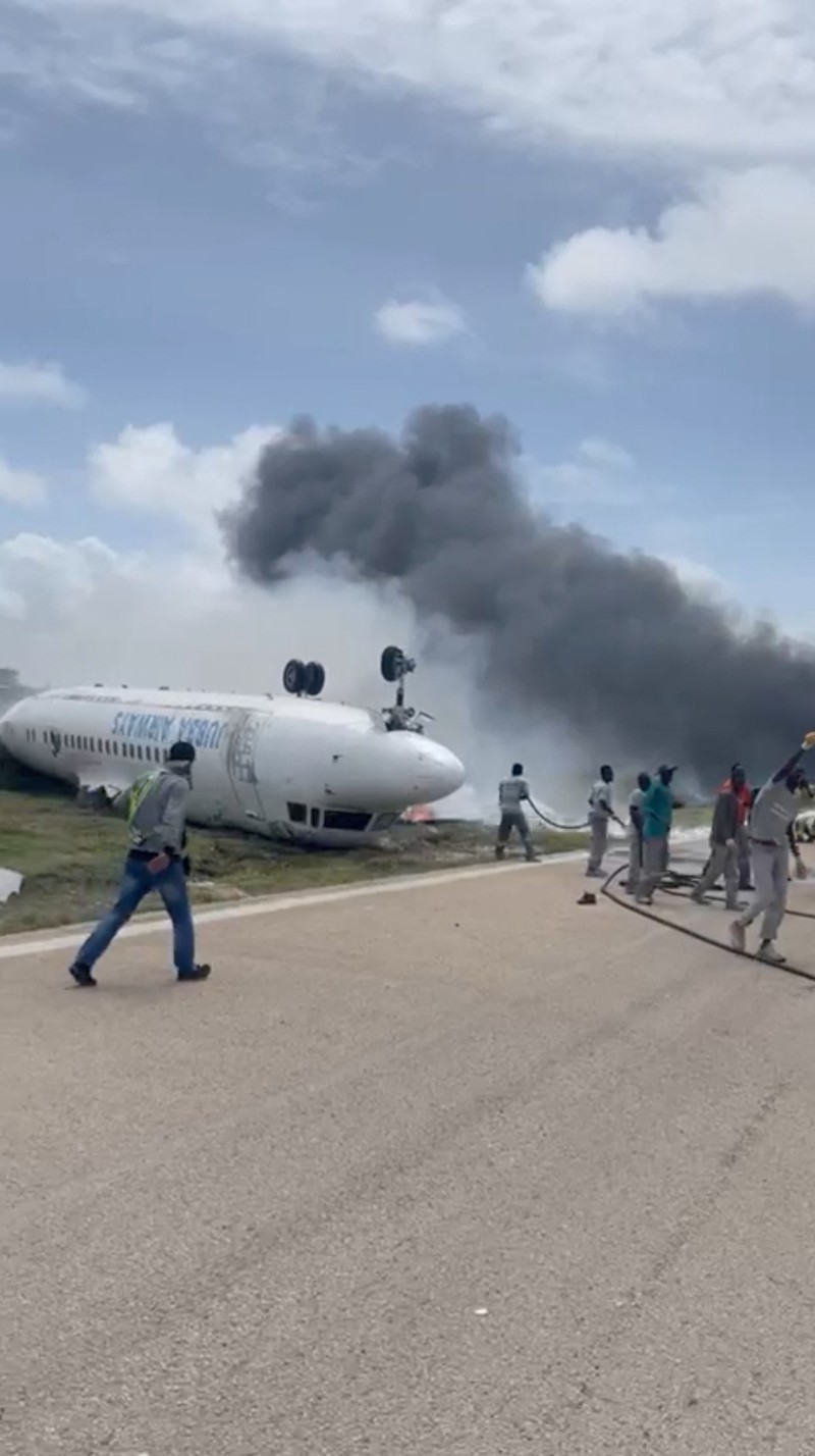 Pesawat penumpang yang membawa 30 orang terbalik saat mendarat di landasan pacu bandara Somalia. (via REUTERS/VIDEO OBTAINED BY REUTERS) Pesawat penumpang yang membawa 30 orang terbalik saat mendarat di landasan pacu bandara Somalia. (via REUTERS/VIDEO OBTAINED BY REUTERS)
