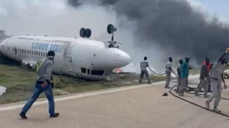 Pesawat penumpang yang membawa 30 orang terbalik saat mendarat di landasan pacu bandara Somalia. (via REUTERS/VIDEO OBTAINED BY REUTERS)