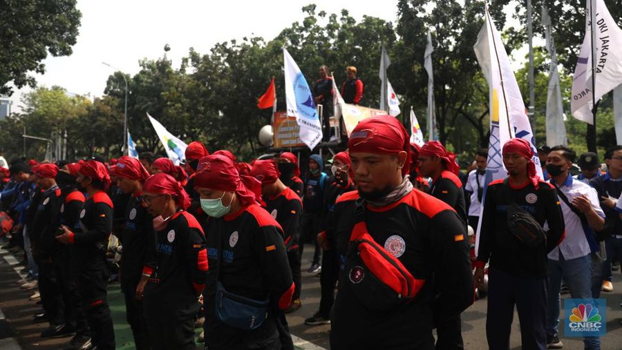 Aksi demo buruh dari KSPI dan partai buruh di depan kantor Balaikota, Jakarta, Rabu, 20/7. Buruh meminta Gubernur Anies untuk melakukan banding terhadap putusan PTUN yang menurunkan nilai UMP DKI Jakarta tahun 2022 dari Rp4.641.854 menjadi Rp4.573.845. (CNBC Indonesia/Muhammad Sabki) Aksi demo buruh dari KSPI dan partai buruh di depan kantor Balaikota, Jakarta, Rabu, 20/7. Buruh meminta Gubernur Anies untuk melakukan banding terhadap putusan PTUN yang menurunkan nilai UMP DKI Jakarta tahun 2022 dari Rp4.641.854 menjadi Rp4.573.845. (CNBC Indonesia/Muhammad Sabki)