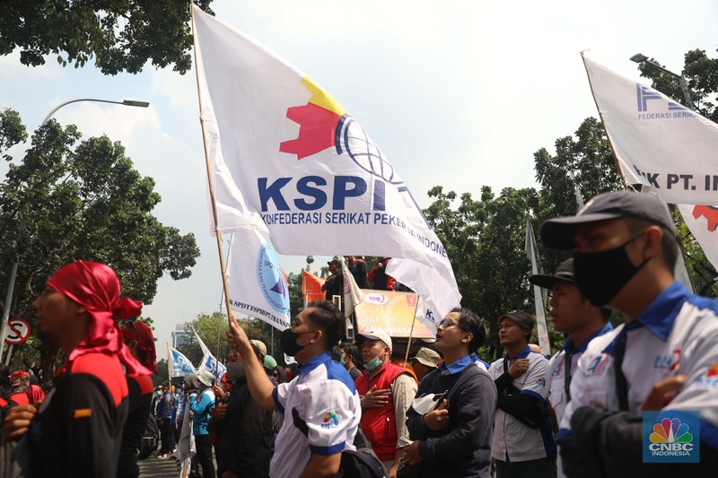 Aksi demo buruh dari KSPI dan partai buruh di depan kantor Balaikota, Jakarta, Rabu, 20/7. Buruh meminta Gubernur Anies untuk melakukan banding terhadap putusan PTUN yang menurunkan nilai UMP DKI Jakarta tahun 2022 dari Rp4.641.854 menjadi Rp4.573.845. (CNBC Indonesia/Muhammad Sabki) Aksi demo buruh dari KSPI dan partai buruh di depan kantor Balaikota, Jakarta, Rabu, 20/7. Buruh meminta Gubernur Anies untuk melakukan banding terhadap putusan PTUN yang menurunkan nilai UMP DKI Jakarta tahun 2022 dari Rp4.641.854 menjadi Rp4.573.845. (CNBC Indonesia/Muhammad Sabki)