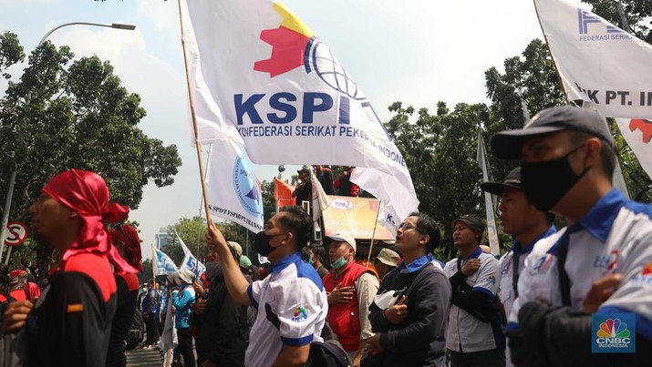 Aksi demo buruh dari KSPI dan partai buruh di depan kantor Balaikota, Jakarta, Rabu, 20/7. Buruh meminta Gubernur Anies untuk melakukan banding terhadap putusan PTUN yang menurunkan nilai UMP DKI Jakarta tahun 2022 dari Rp4.641.854 menjadi Rp4.573.845. (CNBC Indonesia/Muhammad Sabki) Aksi demo buruh dari KSPI dan partai buruh di depan kantor Balaikota, Jakarta, Rabu, 20/7. Buruh meminta Gubernur Anies untuk melakukan banding terhadap putusan PTUN yang menurunkan nilai UMP DKI Jakarta tahun 2022 dari Rp4.641.854 menjadi Rp4.573.845. (CNBC Indonesia/Muhammad Sabki)