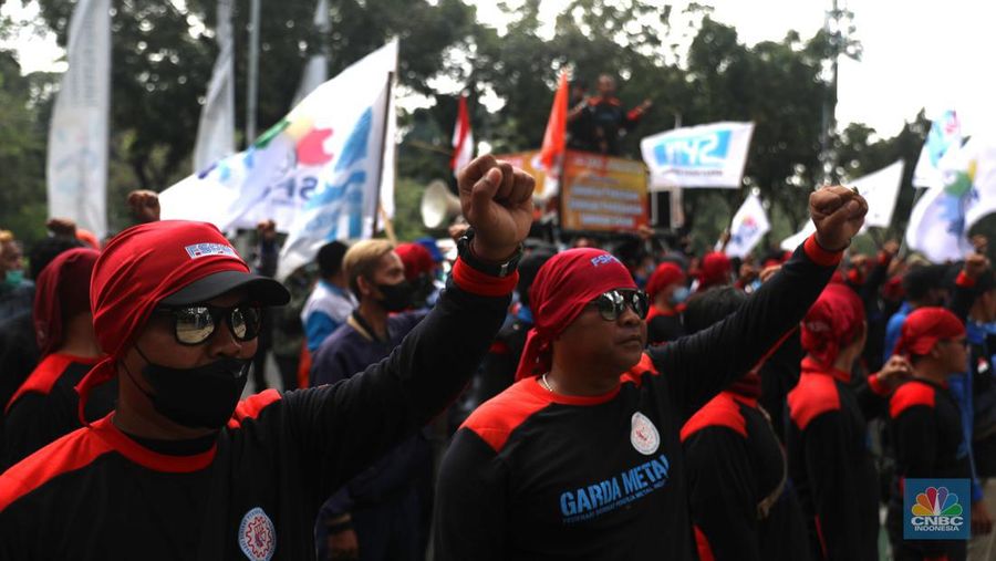 Aksi demo buruh dari KSPI dan partai buruh di depan kantor Balaikota, Jakarta, Rabu, 20/7. Buruh meminta Gubernur Anies untuk melakukan banding terhadap putusan PTUN yang menurunkan nilai UMP DKI Jakarta tahun 2022 dari Rp4.641.854 menjadi Rp4.573.845. (CNBC Indonesia/Muhammad Sabki)