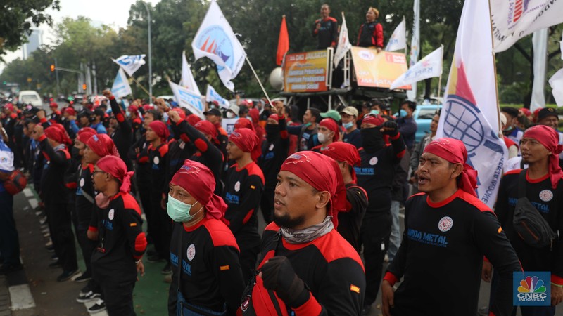 Aksi demo buruh dari KSPI dan partai buruh di depan kantor Balaikota, Jakarta, Rabu, 20/7. Buruh meminta Gubernur Anies untuk melakukan banding terhadap putusan PTUN yang menurunkan nilai UMP DKI Jakarta tahun 2022 dari Rp4.641.854 menjadi Rp4.573.845. (CNBC Indonesia/Muhammad Sabki) Aksi demo buruh dari KSPI dan partai buruh di depan kantor Balaikota, Jakarta, Rabu, 20/7. Buruh meminta Gubernur Anies untuk melakukan banding terhadap putusan PTUN yang menurunkan nilai UMP DKI Jakarta tahun 2022 dari Rp4.641.854 menjadi Rp4.573.845. (CNBC Indonesia/Muhammad Sabki)