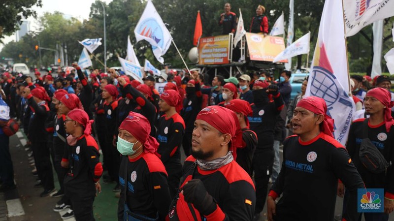 Aksi demo buruh dari KSPI dan partai buruh di depan kantor Balaikota, Jakarta, Rabu, 20/7. Buruh meminta Gubernur Anies untuk melakukan banding terhadap putusan PTUN yang menurunkan nilai UMP DKI Jakarta tahun 2022 dari Rp4.641.854 menjadi Rp4.573.845. (CNBC Indonesia/Muhammad Sabki)