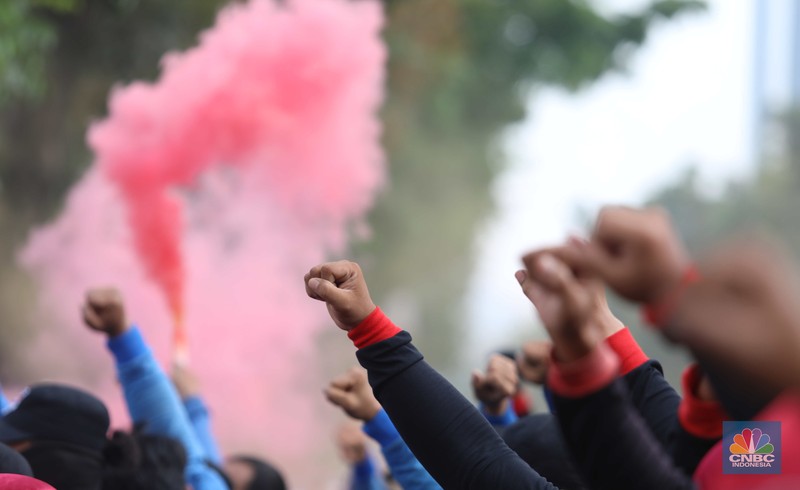 Aksi demo buruh dari KSPI dan partai buruh di depan kantor Balaikota, Jakarta, Rabu, 20/7. Buruh meminta Gubernur Anies untuk melakukan banding terhadap putusan PTUN yang menurunkan nilai UMP DKI Jakarta tahun 2022 dari Rp4.641.854 menjadi Rp4.573.845. (CNBC Indonesia/Muhammad Sabki) Aksi demo buruh dari KSPI dan partai buruh di depan kantor Balaikota, Jakarta, Rabu, 20/7. Buruh meminta Gubernur Anies untuk melakukan banding terhadap putusan PTUN yang menurunkan nilai UMP DKI Jakarta tahun 2022 dari Rp4.641.854 menjadi Rp4.573.845. (CNBC Indonesia/Muhammad Sabki)