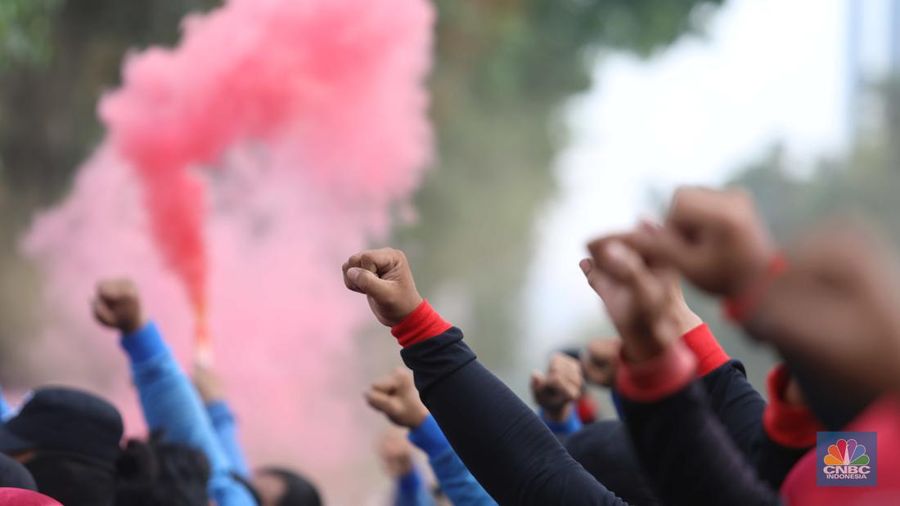 Aksi demo buruh dari KSPI dan partai buruh di depan kantor Balaikota, Jakarta, Rabu, 20/7. Buruh meminta Gubernur Anies untuk melakukan banding terhadap putusan PTUN yang menurunkan nilai UMP DKI Jakarta tahun 2022 dari Rp4.641.854 menjadi Rp4.573.845. (վ/Muhammad Sabki)