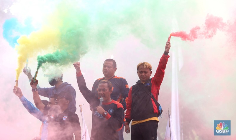 Aksi demo buruh dari KSPI dan partai buruh di depan kantor Balaikota, Jakarta, Rabu, 20/7. Buruh meminta Gubernur Anies untuk melakukan banding terhadap putusan PTUN yang menurunkan nilai UMP DKI Jakarta tahun 2022 dari Rp4.641.854 menjadi Rp4.573.845. (CNBC Indonesia/Muhammad Sabki)