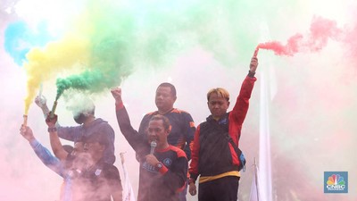 Aksi demo buruh dari KSPI dan partai buruh di depan kantor Balaikota, Jakarta, Rabu, 20/7. Buruh meminta Gubernur Anies untuk melakukan banding terhadap putusan PTUN yang menurunkan nilai UMP DKI Jakarta tahun 2022 dari Rp4.641.854 menjadi Rp4.573.845. (CNBC Indonesia/Muhammad Sabki) Aksi demo buruh dari KSPI dan partai buruh di depan kantor Balaikota, Jakarta, Rabu, 20/7. Buruh meminta Gubernur Anies untuk melakukan banding terhadap putusan PTUN yang menurunkan nilai UMP DKI Jakarta tahun 2022 dari Rp4.641.854 menjadi Rp4.573.845. (CNBC Indonesia/Muhammad Sabki)