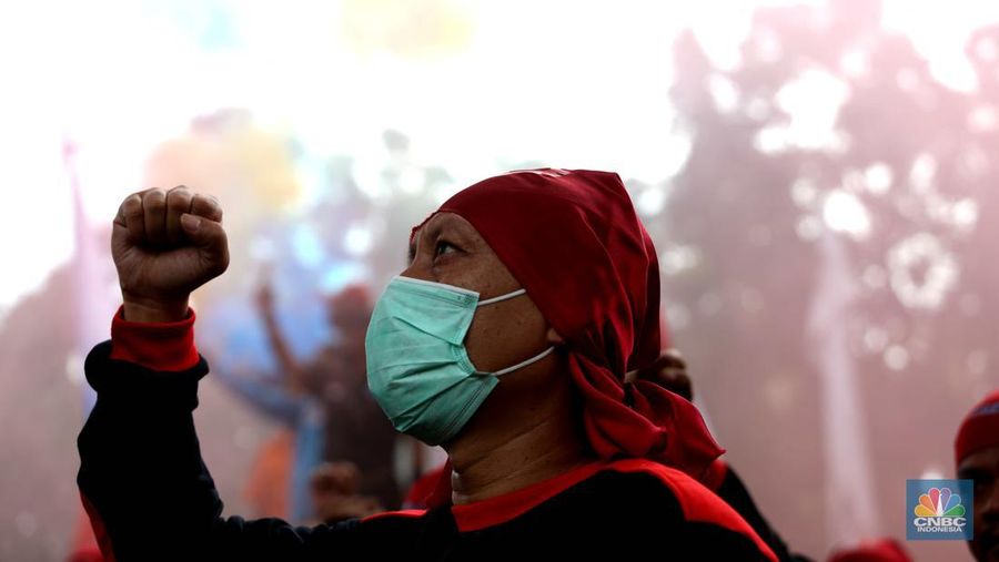 Aksi demo buruh dari KSPI dan partai buruh di depan kantor Balaikota, Jakarta, Rabu, 20/7. Buruh meminta Gubernur Anies untuk melakukan banding terhadap putusan PTUN yang menurunkan nilai UMP DKI Jakarta tahun 2022 dari Rp4.641.854 menjadi Rp4.573.845. (CNBC Indonesia/Muhammad Sabki)