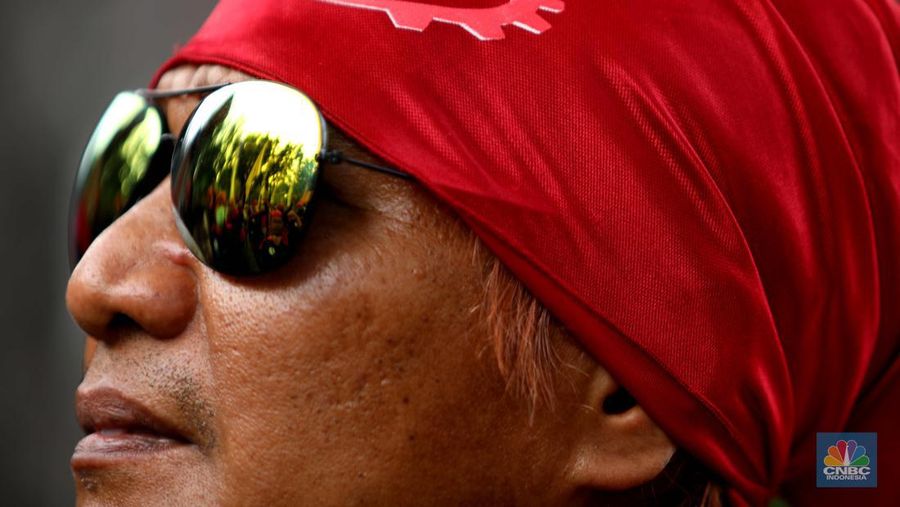 Aksi demo buruh dari KSPI dan partai buruh di depan kantor Balaikota, Jakarta, Rabu, 20/7. Buruh meminta Gubernur Anies untuk melakukan banding terhadap putusan PTUN yang menurunkan nilai UMP DKI Jakarta tahun 2022 dari Rp4.641.854 menjadi Rp4.573.845. (CNBC Indonesia/Muhammad Sabki)