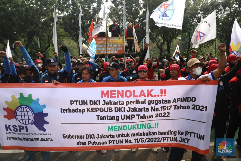 Aksi demo buruh dari KSPI dan partai buruh di depan kantor Balaikota, Jakarta, Rabu, 20/7. Buruh meminta Gubernur Anies untuk melakukan banding terhadap putusan PTUN yang menurunkan nilai UMP DKI Jakarta tahun 2022 dari Rp4.641.854 menjadi Rp4.573.845. (CNBC Indonesia/Muhammad Sabki) Aksi demo buruh dari KSPI dan partai buruh di depan kantor Balaikota, Jakarta, Rabu, 20/7. Buruh meminta Gubernur Anies untuk melakukan banding terhadap putusan PTUN yang menurunkan nilai UMP DKI Jakarta tahun 2022 dari Rp4.641.854 menjadi Rp4.573.845. (CNBC Indonesia/Muhammad Sabki)