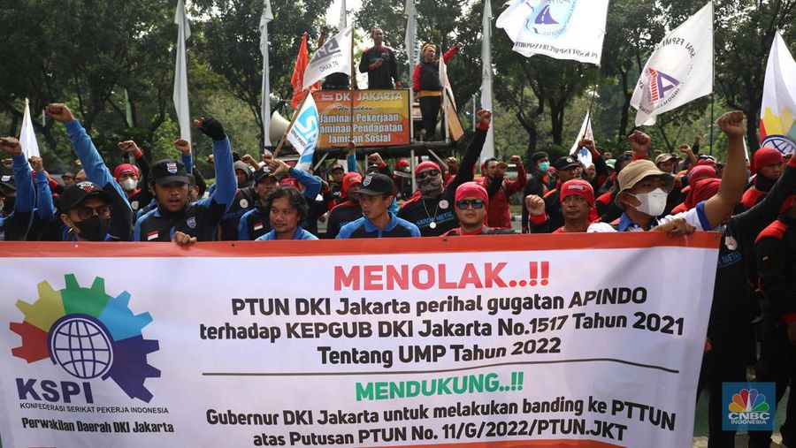 Aksi demo buruh dari KSPI dan partai buruh di depan kantor Balaikota, Jakarta, Rabu, 20/7. Buruh meminta Gubernur Anies untuk melakukan banding terhadap putusan PTUN yang menurunkan nilai UMP DKI Jakarta tahun 2022 dari Rp4.641.854 menjadi Rp4.573.845. (վ/Muhammad Sabki)