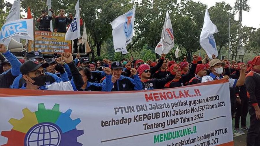 Buruh mendatangi Balai Kota DKI Jakarta untuk mendesak Gubernur DKI Jakarta Anies Baswedan ajukan banding atas putusan PTUN soal UMP. (Tiara Aliya Azzahra/detikcom)
