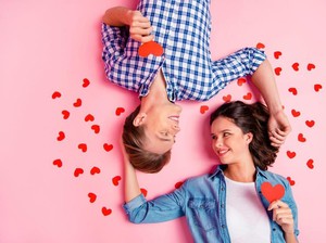 10 Lagu Jatuh Cinta Romantis Indonesia dan Barat, Buat yang Kasmaran