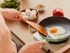 Catat, Bu! 5 Makanan Ini Sebaiknya Jangan Dimasak di Wajan Anti Lengket