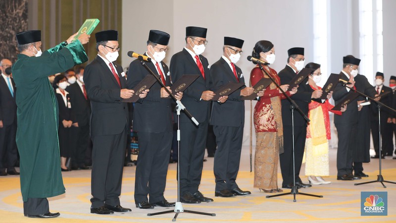 Jajaran Dewan Komisioner Otoritas Jasa Keuangan (OJK) periode 2022-2027 berfoto usai dilantik di Gedung Mahkamah Agung, Jakarta, Rabu (20/7/2022). (CNBC Indonesia/Muhammad Sabki) Jajaran Dewan Komisioner Otoritas Jasa Keuangan (OJK) periode 2022-2027 berfoto usai dilantik di Gedung Mahkamah Agung, Jakarta, Rabu (20/7/2022). (CNBC Indonesia/Muhammad Sabki)