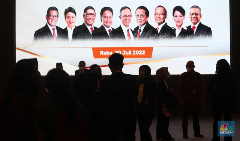 Jajaran Dewan Komisioner Otoritas Jasa Keuangan (OJK) periode 2022-2027 berfoto usai dilantik di Gedung Mahkamah Agung, Jakarta, Rabu (20/7/2022). (CNBC Indonesia/Muhammad Sabki) Jajaran Dewan Komisioner Otoritas Jasa Keuangan (OJK) periode 2022-2027 berfoto usai dilantik di Gedung Mahkamah Agung, Jakarta, Rabu (20/7/2022). (CNBC Indonesia/Muhammad Sabki)