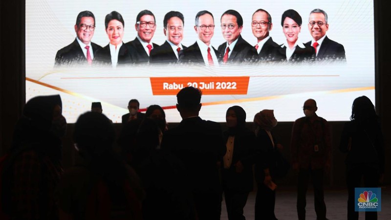 Jajaran Dewan Komisioner Otoritas Jasa Keuangan (OJK) periode 2022-2027 berfoto usai  dilantik di Gedung Mahkamah Agung, Jakarta, Rabu (20/7/2022). (վ/Muhammad Sabki)