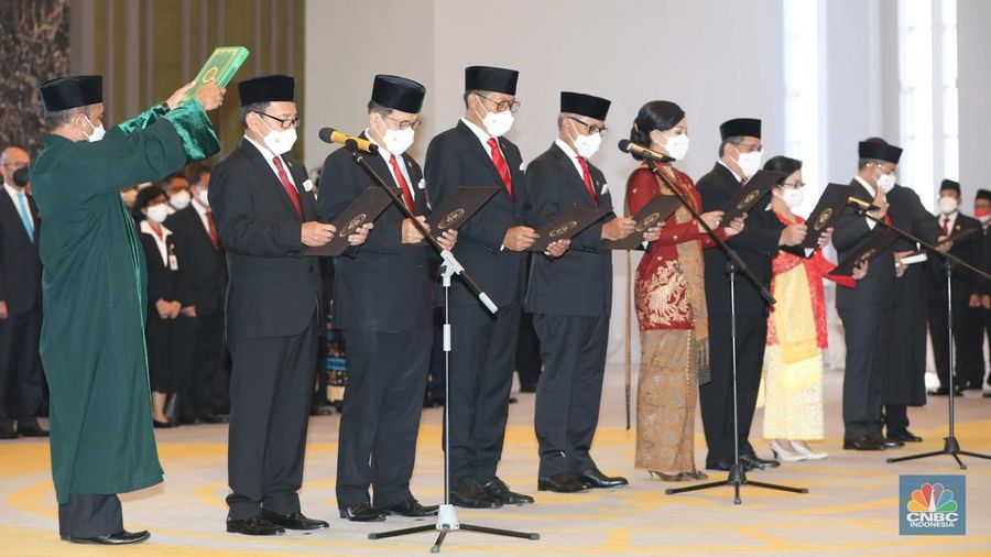 Jajaran Dewan Komisioner Otoritas Jasa Keuangan (OJK) periode 2022-2027 berfoto usai  dilantik di Gedung Mahkamah Agung, Jakarta, Rabu (20/7/2022). (վ/Muhammad Sabki)