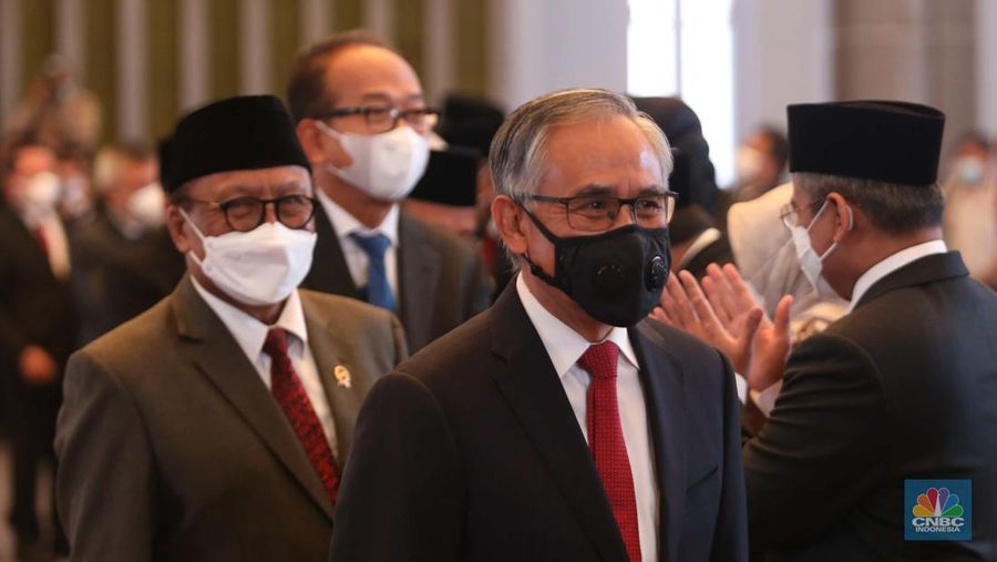 Jajaran Dewan Komisioner Otoritas Jasa Keuangan (OJK) periode 2022-2027 berfoto usai  dilantik di Gedung Mahkamah Agung, Jakarta, Rabu (20/7/2022). (վ/Muhammad Sabki)