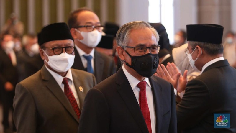 Jajaran Dewan Komisioner Otoritas Jasa Keuangan (OJK) periode 2022-2027 berfoto usai  dilantik di Gedung Mahkamah Agung, Jakarta, Rabu (20/7/2022). (վ/Muhammad Sabki)