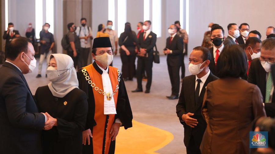 Jajaran Dewan Komisioner Otoritas Jasa Keuangan (OJK) periode 2022-2027 berfoto usai  dilantik di Gedung Mahkamah Agung, Jakarta, Rabu (20/7/2022). (վ/Muhammad Sabki)