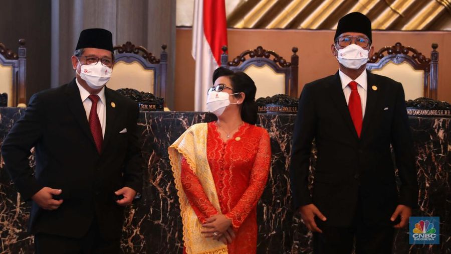 Jajaran Dewan Komisioner Otoritas Jasa Keuangan (OJK) periode 2022-2027 berfoto usai  dilantik di Gedung Mahkamah Agung, Jakarta, Rabu (20/7/2022). (վ/Muhammad Sabki)