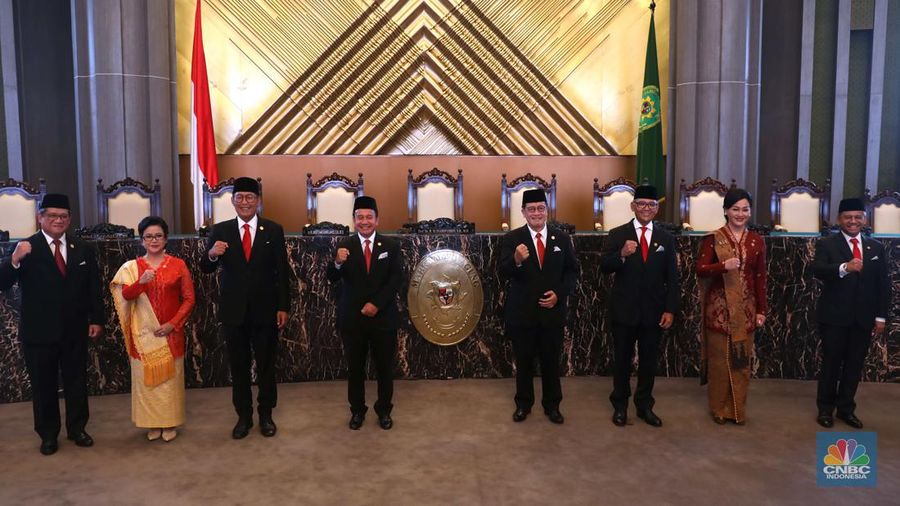 Jajaran Dewan Komisioner Otoritas Jasa Keuangan (OJK) periode 2022-2027 berfoto usai  dilantik di Gedung Mahkamah Agung, Jakarta, Rabu (20/7/2022). (CNBC Indonesia/Muhammad Sabki)