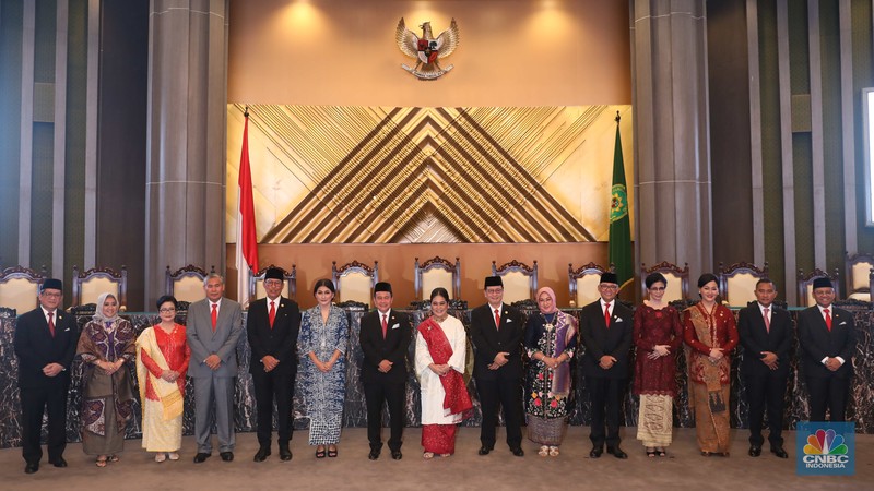 Jajaran Dewan Komisioner Otoritas Jasa Keuangan (OJK) periode 2022-2027 berfoto usai dilantik di Gedung Mahkamah Agung, Jakarta, Rabu (20/7/2022). (CNBC Indonesia/Muhammad Sabki) Jajaran Dewan Komisioner Otoritas Jasa Keuangan (OJK) periode 2022-2027 berfoto usai dilantik di Gedung Mahkamah Agung, Jakarta, Rabu (20/7/2022). (CNBC Indonesia/Muhammad Sabki)