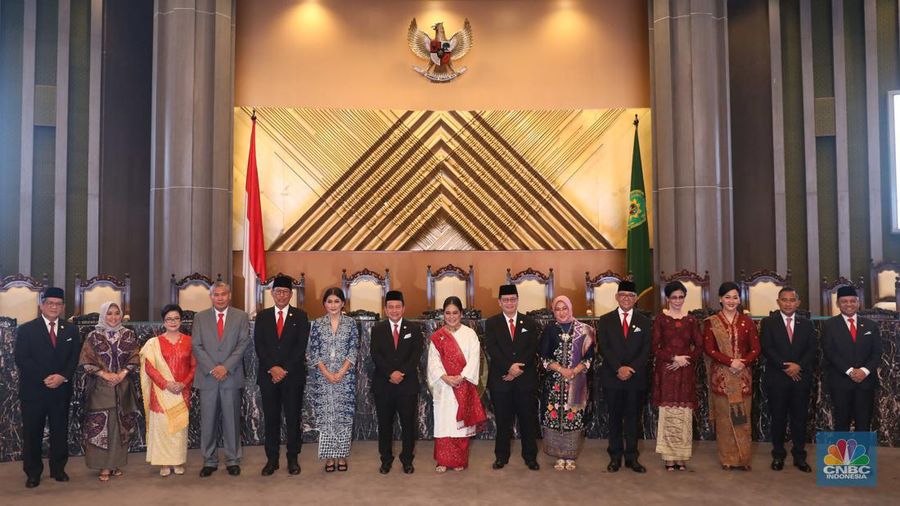 Jajaran Dewan Komisioner Otoritas Jasa Keuangan (OJK) periode 2022-2027 berfoto usai  dilantik di Gedung Mahkamah Agung, Jakarta, Rabu (20/7/2022). (վ/Muhammad Sabki)