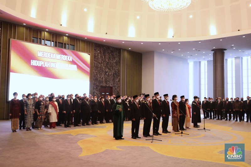 Jajaran Dewan Komisioner Otoritas Jasa Keuangan (OJK) periode 2022-2027 berfoto usai dilantik di Gedung Mahkamah Agung, Jakarta, Rabu (20/7/2022). (CNBC Indonesia/Muhammad Sabki) Jajaran Dewan Komisioner Otoritas Jasa Keuangan (OJK) periode 2022-2027 berfoto usai dilantik di Gedung Mahkamah Agung, Jakarta, Rabu (20/7/2022). (CNBC Indonesia/Muhammad Sabki)