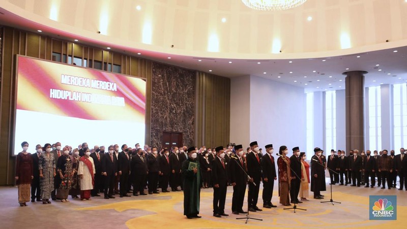 Jajaran Dewan Komisioner Otoritas Jasa Keuangan (OJK) periode 2022-2027 berfoto usai  dilantik di Gedung Mahkamah Agung, Jakarta, Rabu (20/7/2022). (վ/Muhammad Sabki)