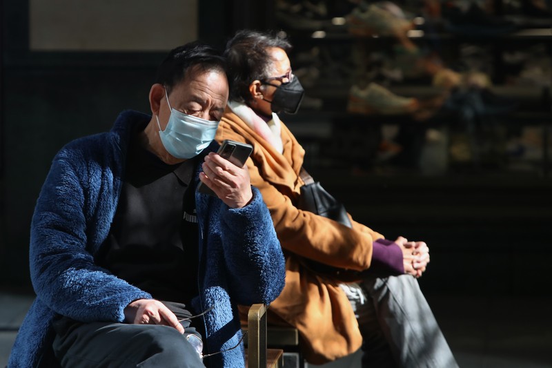 Kasus infeksi Covid-19 di Australia kembali melonjak, dengan ratusan ribu orang dilaporkan terinfeksi virus tersebut tiap minggunya. Otoritas kini telah meminta pengusaha untuk mengizinkan para pekerja kembali bekerja dari rumah (WFH) dan menggunakan masker untuk menekan angka penularan. (Getty Images/Lisa Maree Williams)