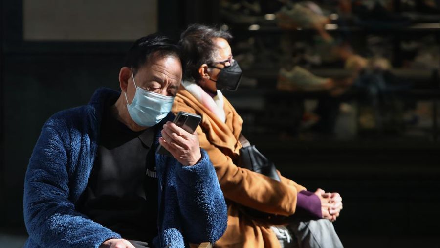 Kasus infeksi Covid-19 di Australia kembali melonjak, dengan ratusan ribu orang dilaporkan terinfeksi virus tersebut tiap minggunya. Otoritas kini telah meminta pengusaha untuk mengizinkan para pekerja kembali bekerja dari rumah (WFH) dan menggunakan masker untuk menekan angka penularan. (Getty Images/Lisa Maree Williams)