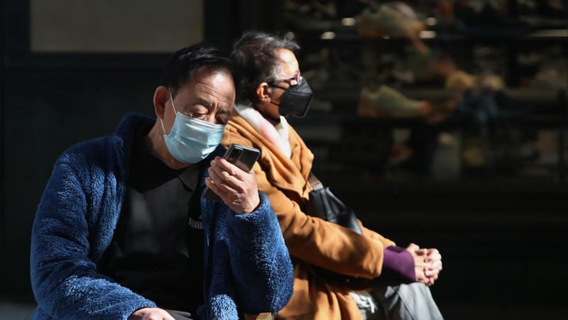 Kasus infeksi Covid-19 di Australia kembali melonjak, dengan ratusan ribu orang dilaporkan terinfeksi virus tersebut tiap minggunya. Otoritas kini telah meminta pengusaha untuk mengizinkan para pekerja kembali bekerja dari rumah (WFH) dan menggunakan masker untuk menekan angka penularan. (Getty Images/Lisa Maree Williams)
