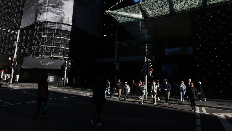 Kasus infeksi Covid-19 di Australia kembali melonjak, dengan ratusan ribu orang dilaporkan terinfeksi virus tersebut tiap minggunya. Otoritas kini telah meminta pengusaha untuk mengizinkan para pekerja kembali bekerja dari rumah (WFH) dan menggunakan masker untuk menekan angka penularan. (Getty Images/Lisa Maree Williams)