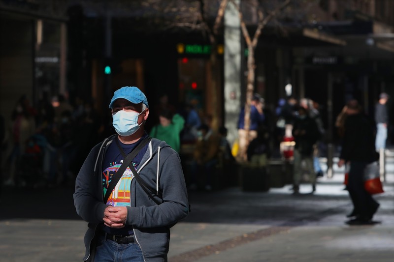 Kasus infeksi Covid-19 di Australia kembali melonjak, dengan ratusan ribu orang dilaporkan terinfeksi virus tersebut tiap minggunya. Otoritas kini telah meminta pengusaha untuk mengizinkan para pekerja kembali bekerja dari rumah (WFH) dan menggunakan masker untuk menekan angka penularan. (Getty Images/Lisa Maree Williams)